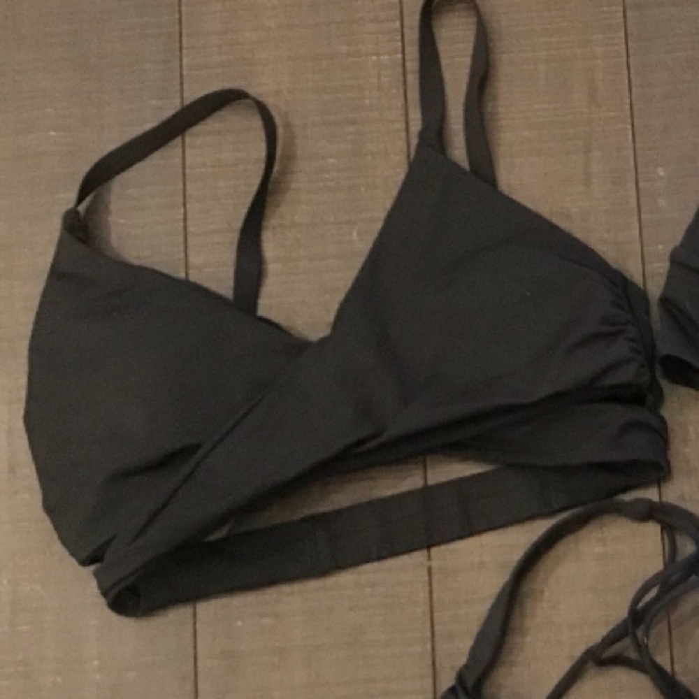 LIKE NEW LULULEMON SPORTS BRA SIZE 10